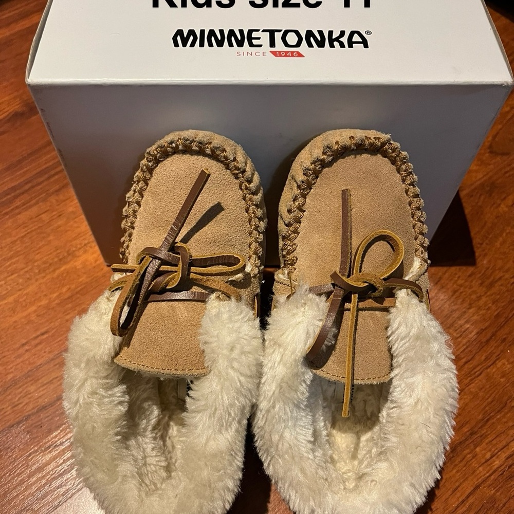 Minnetonka Kids Tan Moccasins with Fur Lining